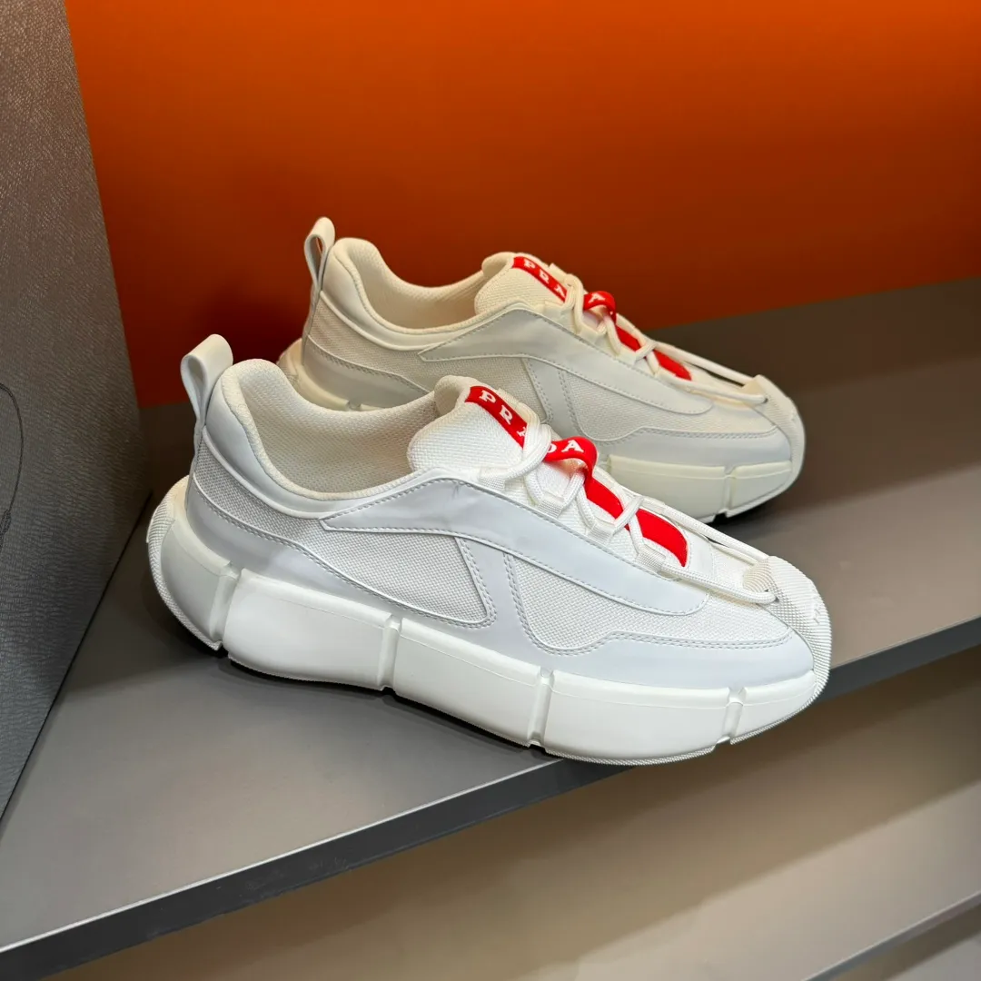 P460 PRADA/Prada men's lace-up leather casual sports shoes, the upper is made of cowhide leather and breathable mesh. It is soft, comfortable and breathable. The tongue is decorated with the PRADA brand letter logo. The thick rubber sole echoes the red label tongue. The style is fashionable and elegant. The details are carefully crafted. A casual sports shoe with a super western style and excellent breathability! Code number 38-45 (45 customized)